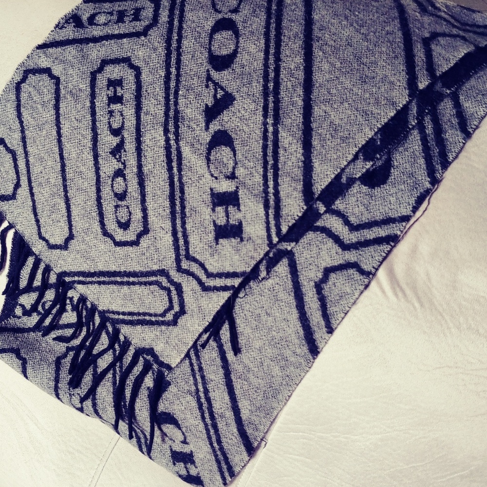 Reversible coach scarf
